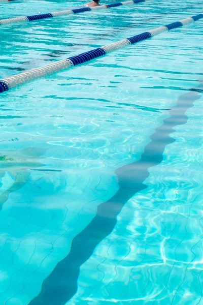 Schwimmbad mit leeren Bahnen — Stockfoto