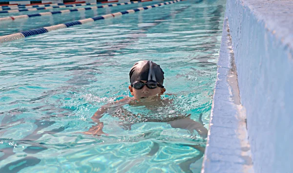 子供たちは水泳や水遊びをし — ストック写真