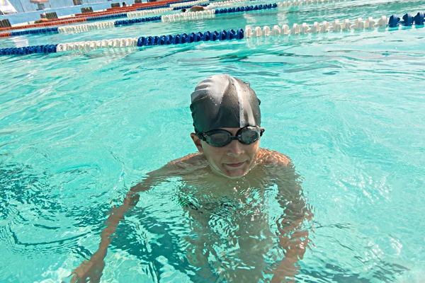 Kinder im Schwimmbad — Stockfoto