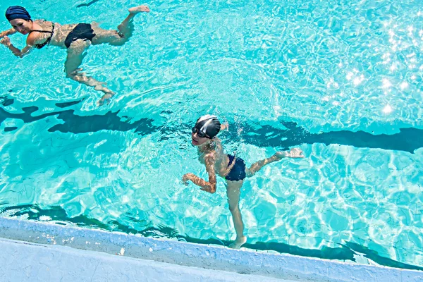 Mamma att ge sonen en simning lektion — Stockfoto