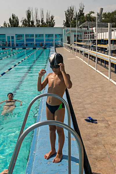 Boy in Swimming Pool — Stock Photo, Image