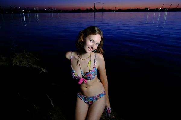 褐发女郎比基尼模特摆在海滩上 — 图库照片