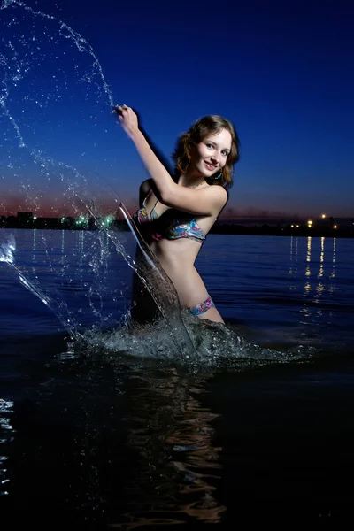 Frau spritzt aus dem Wasser — Stockfoto