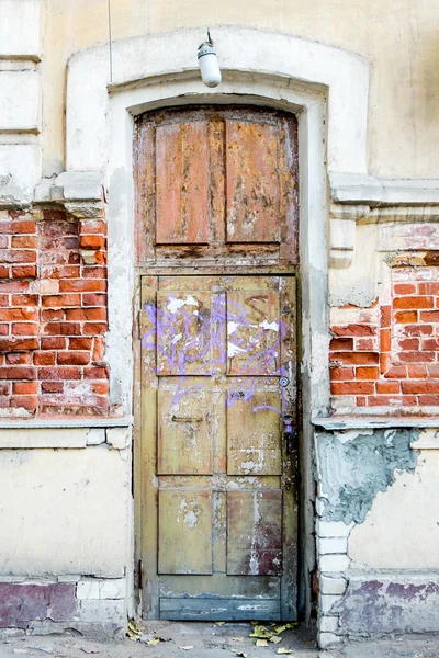 Una vieja puerta de madera marrón en el centro de Astracán Rusia —  Fotos de Stock