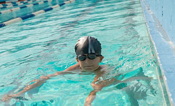 Bambini che nuotano e giocano in acqua, felicità ed estate . — Foto Stock