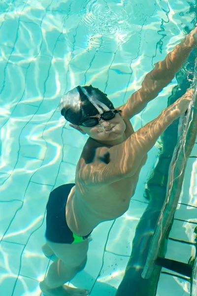 Menino subaquático de cima vista — Fotografia de Stock