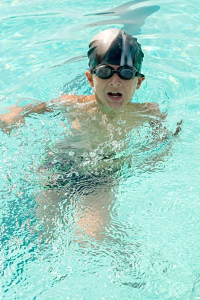 Imagem vertical de uma criança nadando e brincando na água, felicidade e verão . — Fotografia de Stock