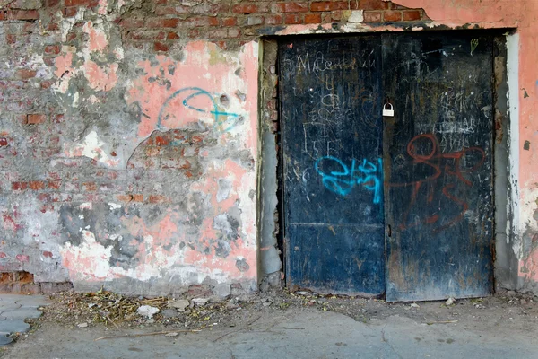 Eski boyalı duvar ile siyah demir kapıları kapalı Önden Görünüm — Stok fotoğraf