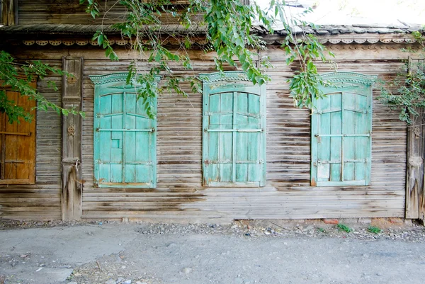 Três janelas de uma velha casa de madeira na Rússia — Fotografia de Stock