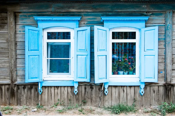 Rusya'nın eski bir ahşap evin iki yaşında pencere — Stok fotoğraf