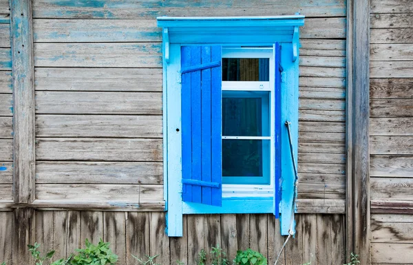 Vintage-Fenster eines alten Holzhauses in Russland — Stockfoto