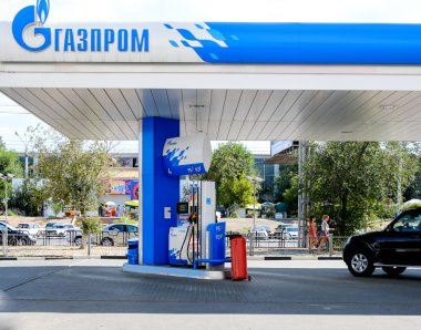 Astrahan Rusya-Ağustos 16, benzin istasyonu gazprom şirketi logosu ile 2014 açıklayıcı editoryal fotoğrafı. Gazprom doğalgaz ve petrol dağıtım Rusya'nın en popüler pazar lideri olan.