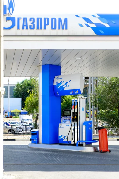 俄罗斯阿斯特拉罕-8 月 16 2014年说明性编辑照片的加油站与俄罗斯天然气工业股份公司公司徽标。俄罗斯天然气工业股份公司是俄罗斯天然气和汽油分布中的最受欢迎的市场领导者. — 图库照片