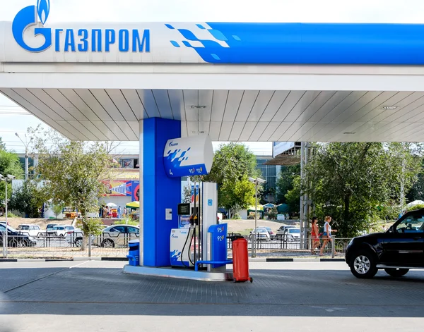 Astrakan Ryssland-augusti 16, 2014 belysande redaktionella foto av bensinstation med gazprom företagets logotyp. Gazprom är den mest populära marknadsledande i Ryssland i naturgas och bensin distribution. — Stockfoto