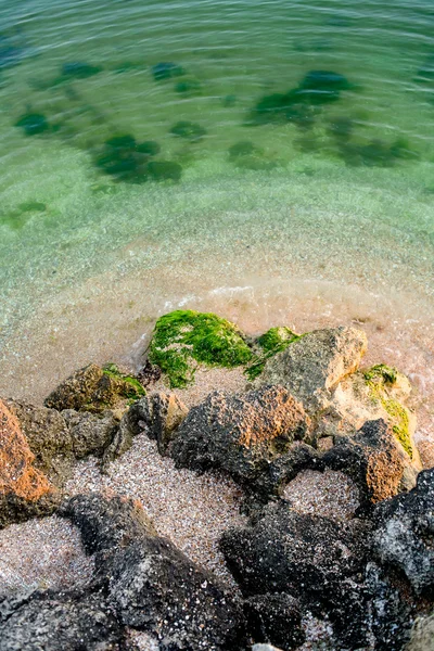 Paisaje marino. Playa tropical desde arriba. Aguas poco profundas del océano verde — Foto de Stock