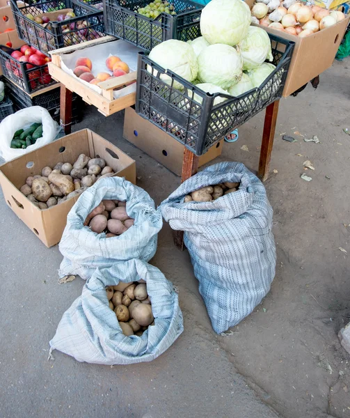 Patate in sacchetti, frutta e verdura bancarella in Russia — Foto Stock