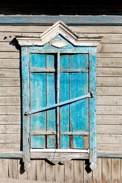 Gealterte Holzfenster in blauer Farbe gestrichen — Stockfoto