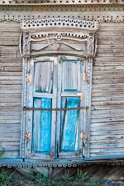 Finestra vintage di una vecchia casa in legno in Russia — Foto Stock