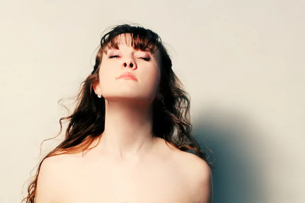 Head and shoulders portrait of pretty brunette looking up — Stock Photo, Image