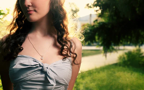 Mujeres jóvenes al aire libre en verano, cara medio llena, retroiluminada —  Fotos de Stock