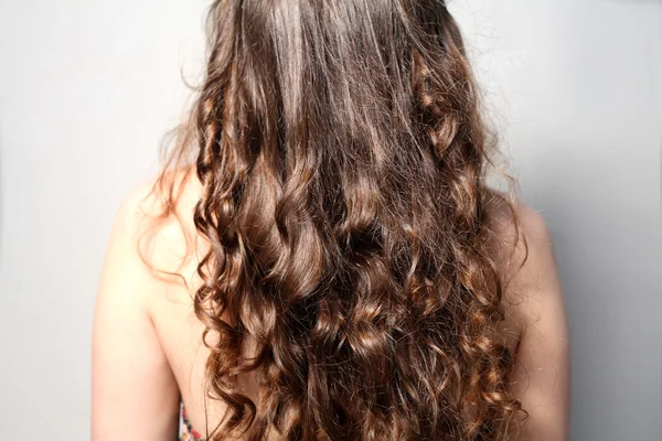 Vista posterior lateral trasera de cabello rizado femenino joven —  Fotos de Stock