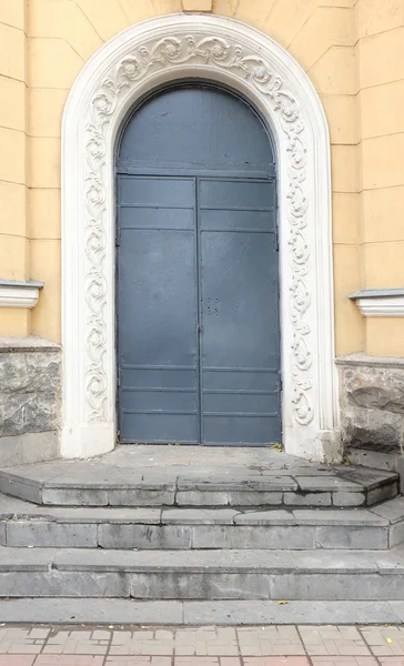 Antica porta dipinta di colore blu scuro — Foto Stock