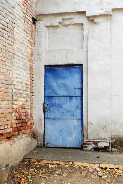 Blue vintage mediterranean door in obsolete wall and a lot of copyspace — Stock Photo, Image