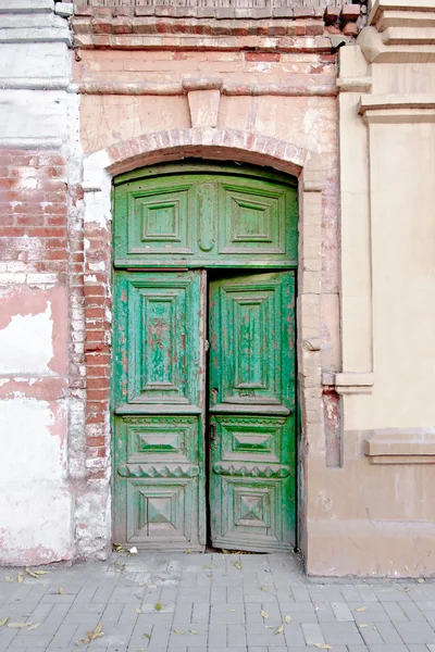 Старая деревянная дверь окрашена в зеленый цвет в России — стоковое фото
