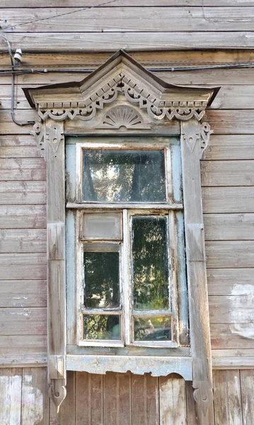 Vieille fenêtre à Astrakhan. Ancien échantillon d'architecture russe. Détail de la maison de taudis en bois obsolète, design maison rétro . — Photo