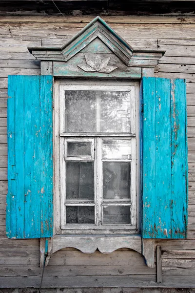 Vorderansicht des alten Holzfensters mit offenen Rollläden — Stockfoto