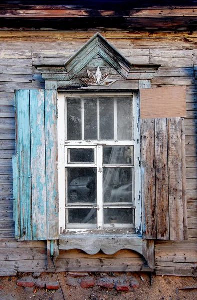 Zastaralé dřevěné okno v tradiční kmenové ruském stylu v Astrachani — Stock fotografie