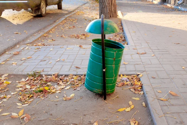 Boş sokak yan görünüm ve boşaltmak bir sürü çöp kutusu