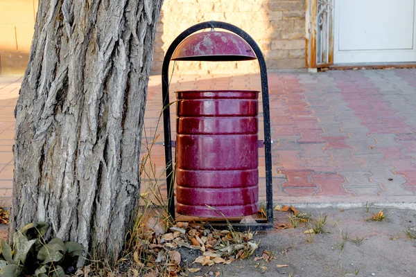 Paarse prullenmand dumpster in de straat vooraanzicht en een heleboel copyspace — Stockfoto