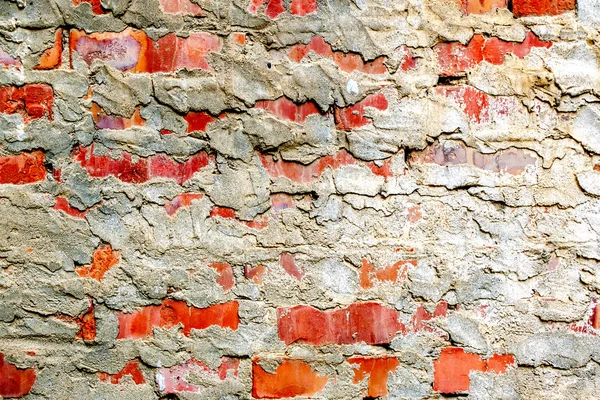 Грубая стена из красного кирпича покрыта цементом — стоковое фото