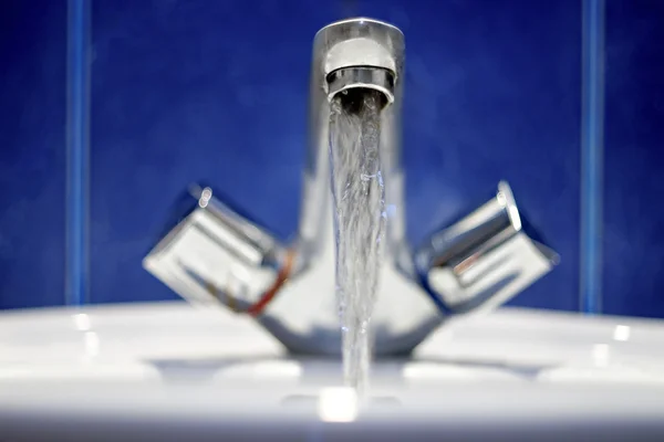 Koupelna kohoutek. Průtok vody z chromované oceli kohoutek čelní pohled. — Stock fotografie