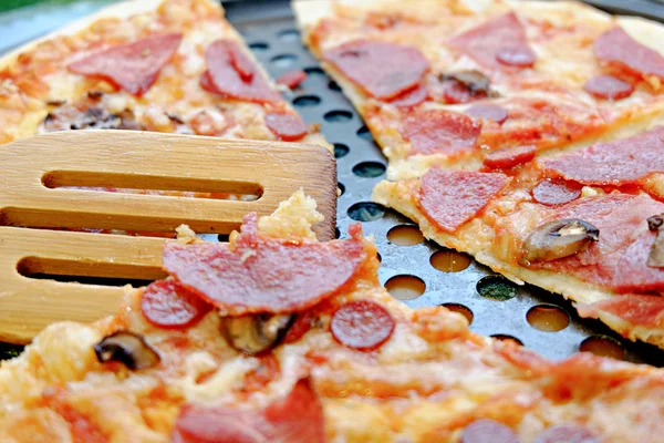 Pizza Margherita närbild. Tunt skivad pepperoni är en populär pizza toppning i amerikansk stil pizzerior. — Stockfoto