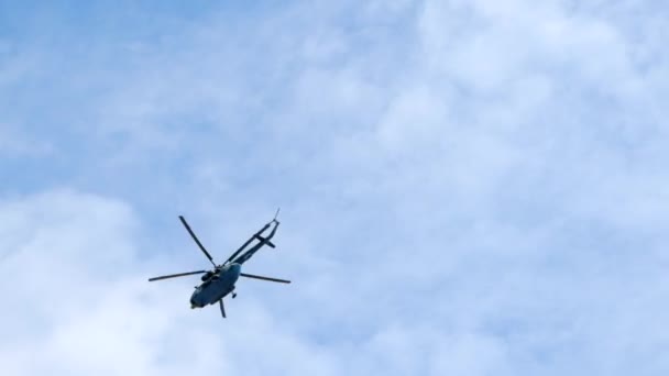 Moderner Hubschrauber fliegt in den blauen Himmel — Stockvideo