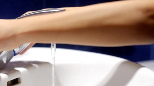 男孩让温暖的水中水龙头和洗他的手和开关水龙头掉 — 图库视频影像