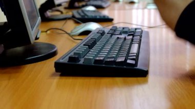 Adam bilgisayar klavyede yazarak eller