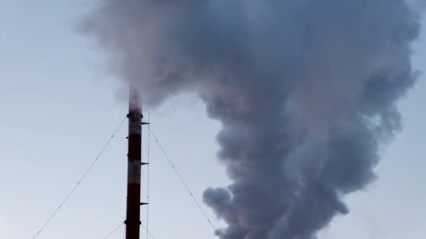 Tubo com fumaça no pôr do sol de inverno — Vídeo de Stock