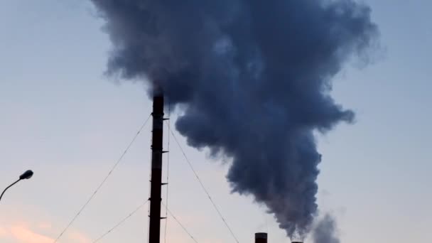 Humo oscuro y vapor descargados de una instalación de generación eléctrica alimentada con carbón — Vídeos de Stock