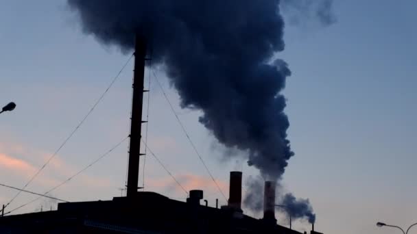 Industriële installatie 's nachts — Stockvideo