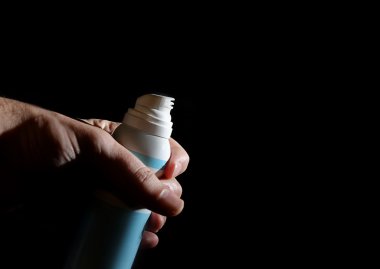 El ile kozmetik tüp veya yağmurlama boşaltmak bir sürü karanlıkta