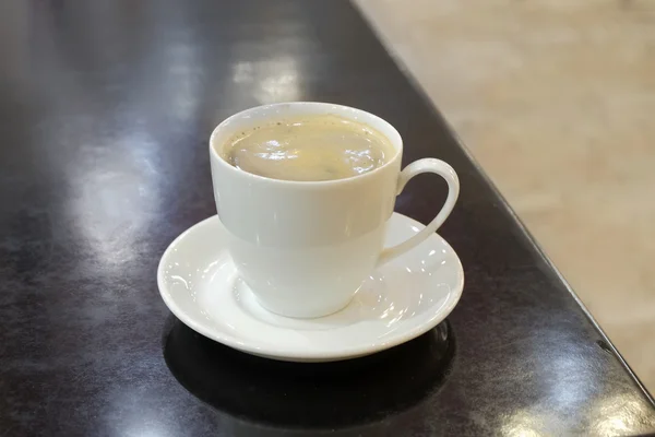 Tazza di caffè sul tavolo e un sacco di spazio su copyspace — Foto Stock