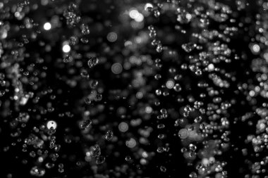 Havada levitating su damlaları.