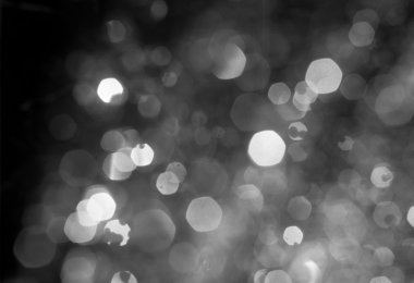 Karanlık kış gecesi düşen kar. Soyut kar taneleri arka plan bulanıklık.