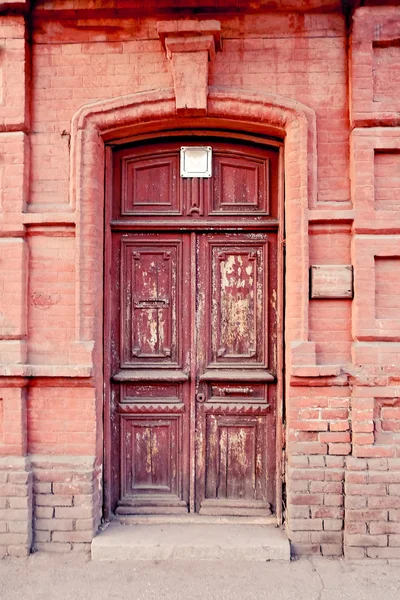 Vieille porte brune à Astrakhan, Russie — Photo