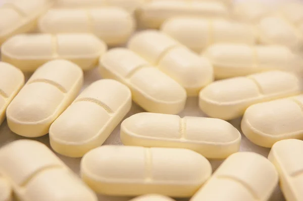 Pillole rovesciate tonificate sullo sfondo marrone — Foto Stock