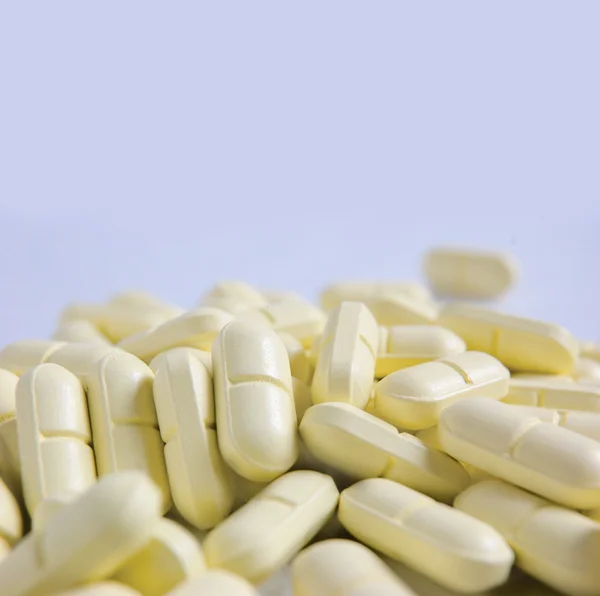 Hoop van gele pillen en een heleboel copyspace — Stockfoto