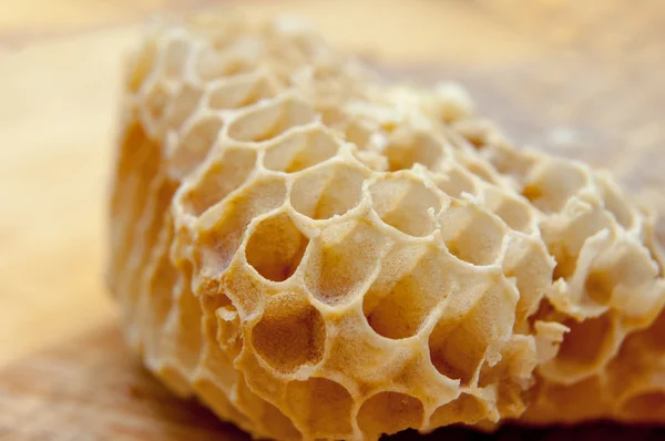 Makro dari sarang madu kosong di atas meja — Stok Foto